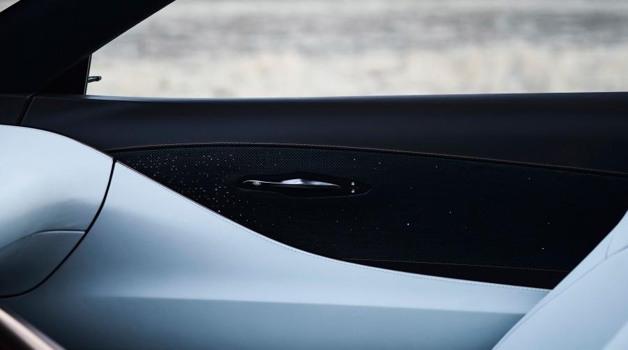 Детали интерьера Lexus LF-1 Limitless 2018 года  (фото 57 из 72)